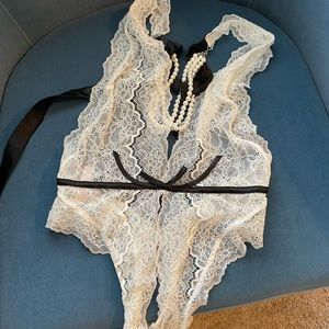 Victoria‘s Secret Lace & Pearl Unlined Crotchless Teddy Size S
